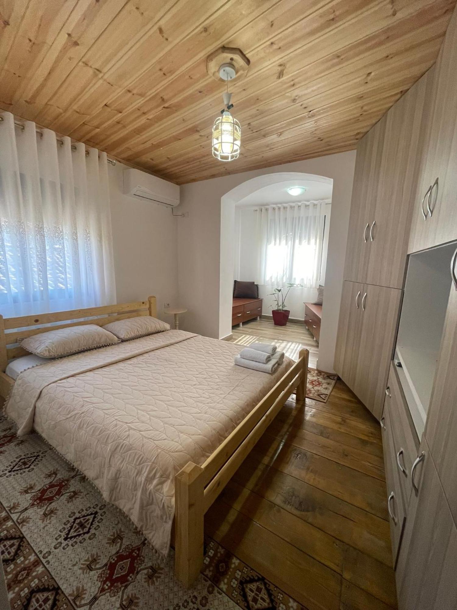 Guesthouse Kroi City Center Berat Bagian luar foto