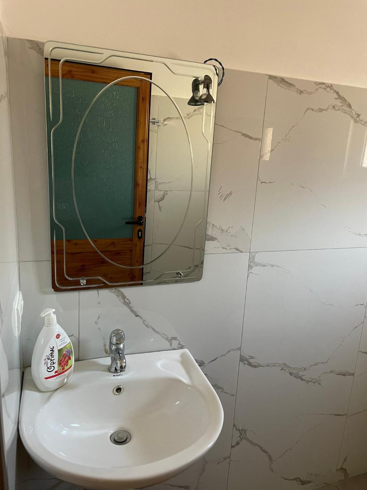 Guesthouse Kroi City Center Berat Bagian luar foto